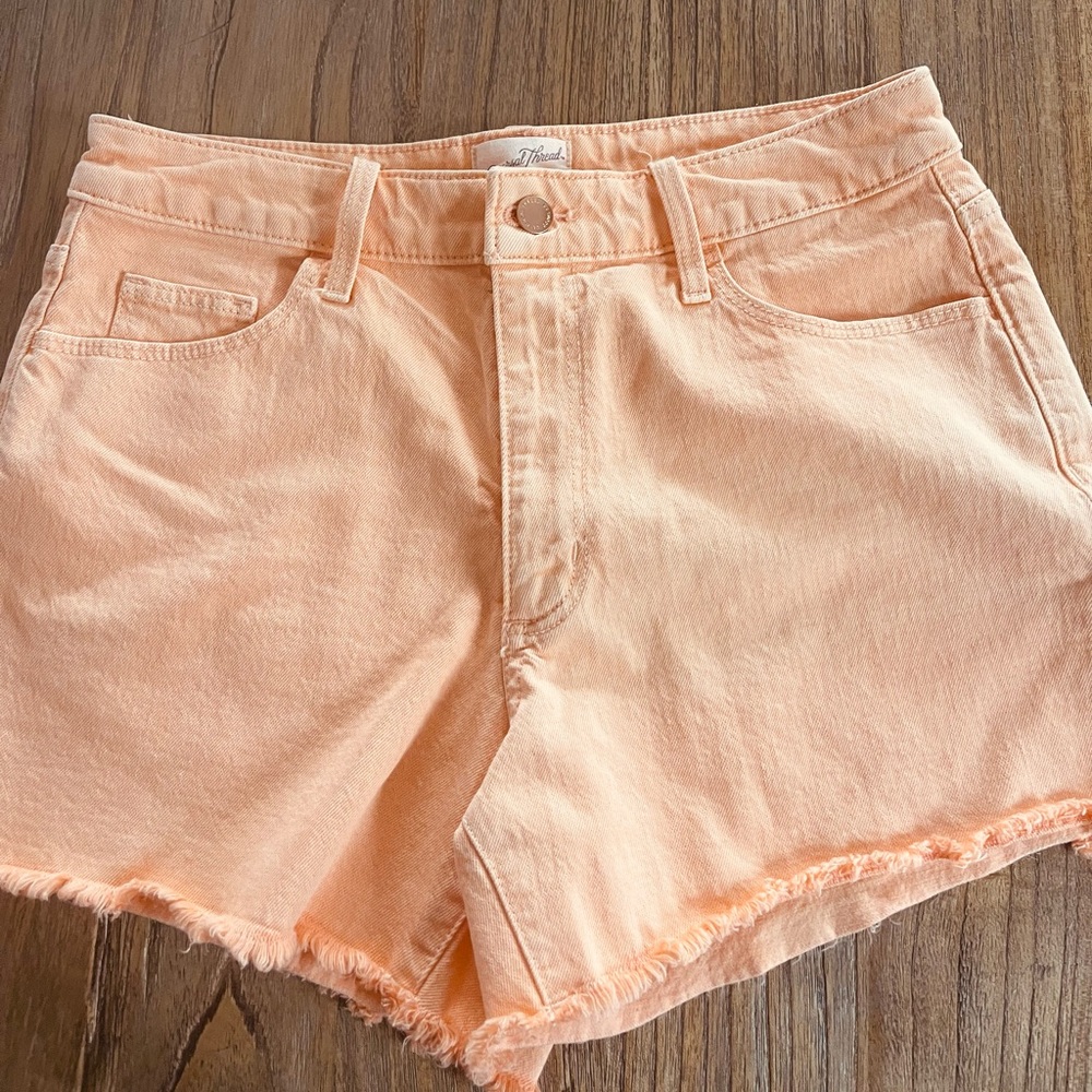 Women’s Peach Frayed Hem Women Shorts, Size 8/29